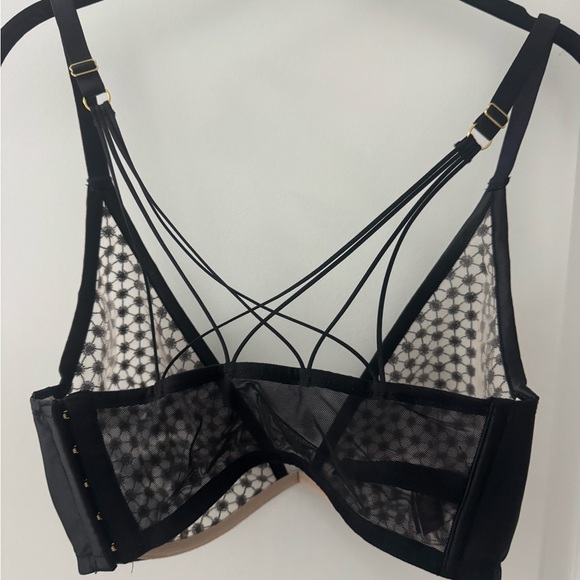 Victoria's Secret Black and Clear Mesh Patterned Bra - Picture 4 of 5